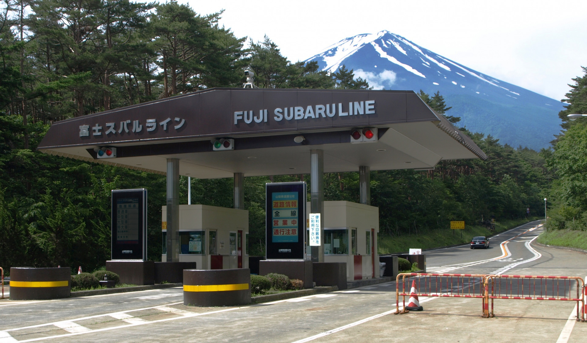 富士スバルラインは、河口湖から五合目までの約30kmの山岳ドライブウェイです。